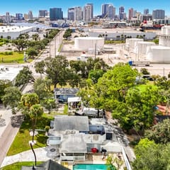 Palmetto Beach Compound. Pool. 4 Apartments