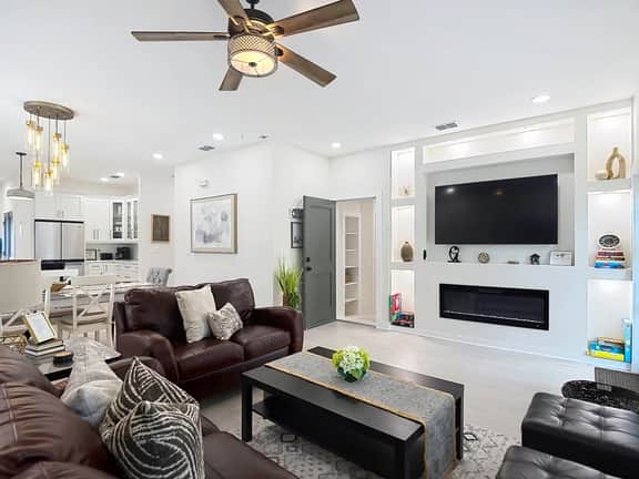 Designer 4 BR. Chef's Kitchen. Gazebo Outdoor Retreat.