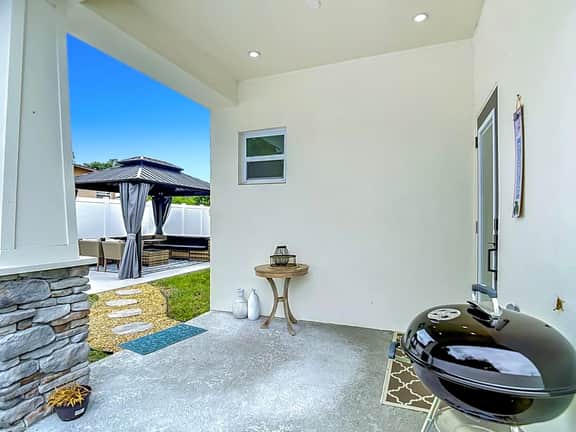 Designer 4 BR. Chef's Kitchen. Gazebo Outdoor Retreat. - Image 4