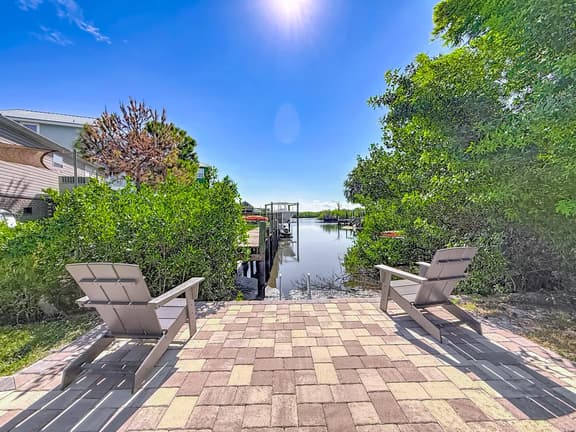 Canal Front, Kayak, Paddle Board, Hot Tub, Convenient Location